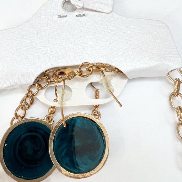 Emerald Green Gold Tone Statement Necklace & Earring Set NWT Costume Bib - Picture 7 of 10